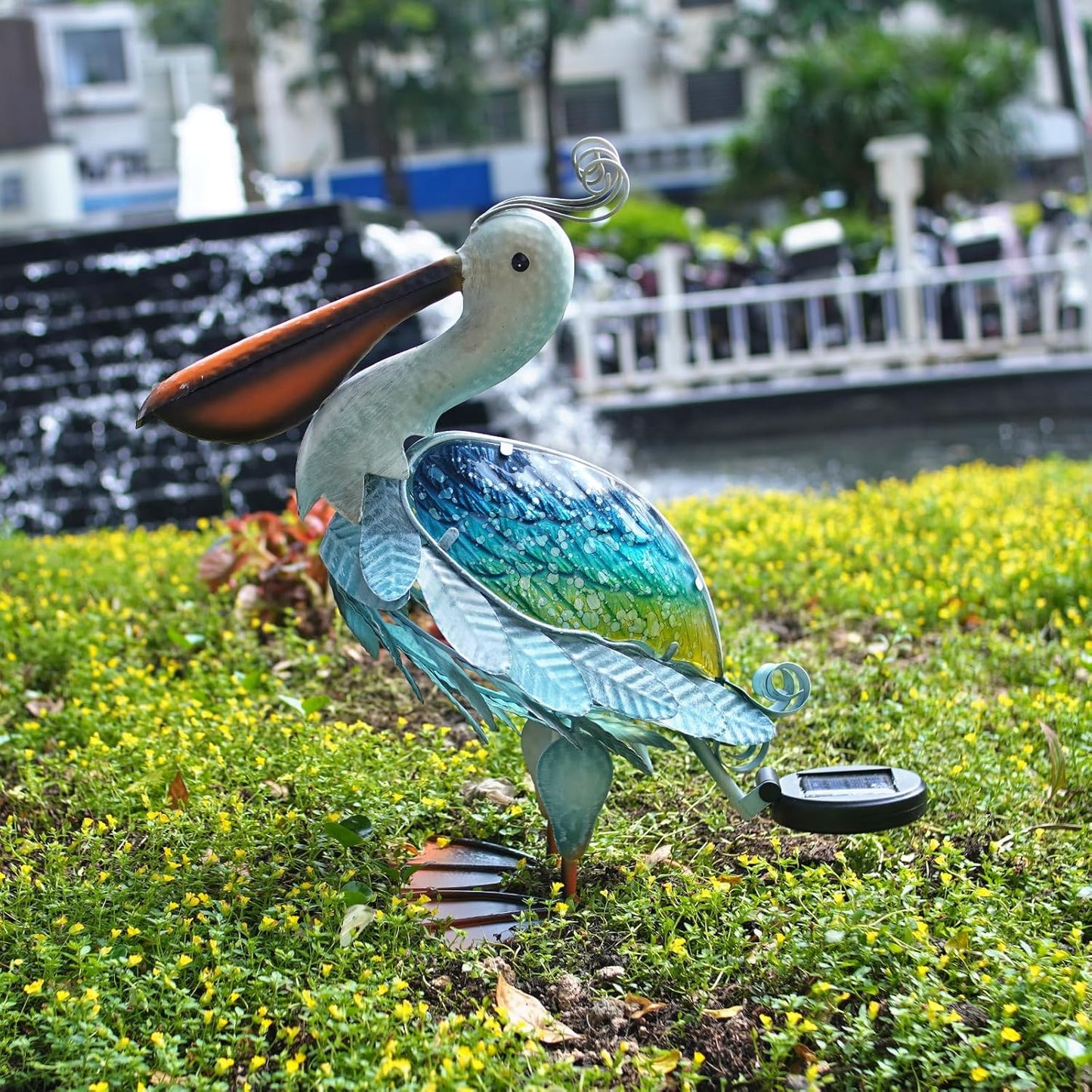 HONGLAND Solar Metal Pelican Statues Garden Sculpture & Statues, 17 Inch Glass Outdoor Pelican Yard Art Coastal Ocean Bird Decor Lawn Ornament for Backyard Porch Patio Decor(Blue-Green)