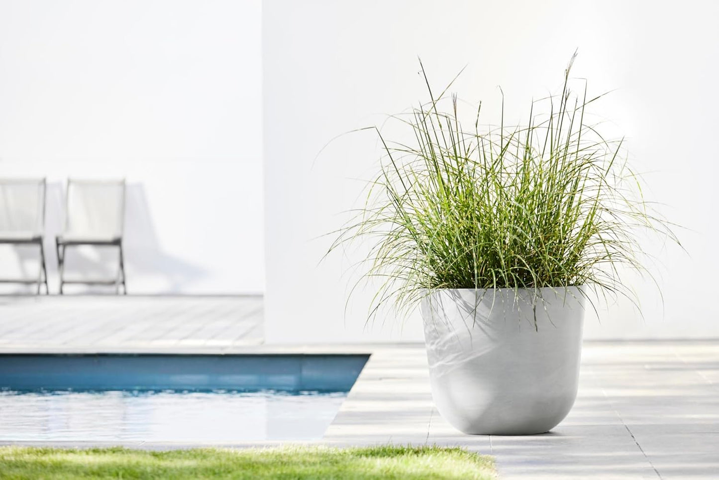 Ecopots Oslo Durable Modern Round Indoor/Outdoor Recycled-Based Composite Flower Pot Planter, White Grey, 17.75"